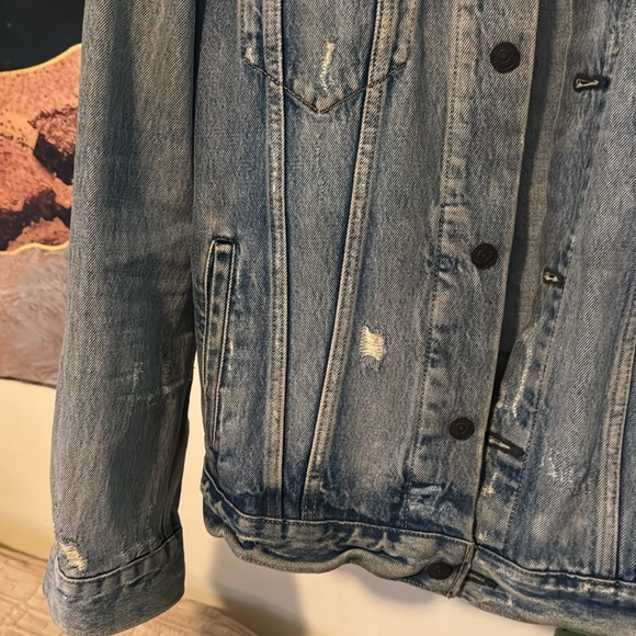 Levi’s distressed blue Jean denim trucker jacket size large - Picture 3 of 5